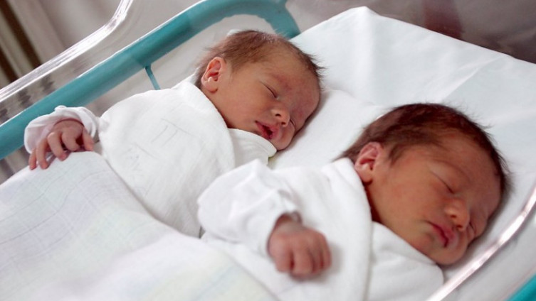 Неверојатна приказна за неверство: Жена роди близнаци од различни татковци