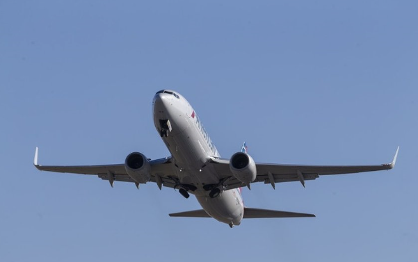 „Боинг“ направи промени на контроверзниот систем на авионите 737 макс 8