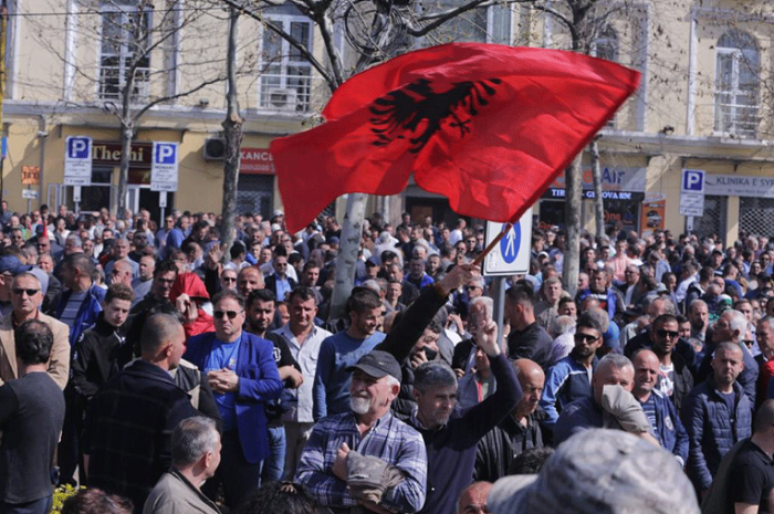 Демонстрантите од пред албанскиот Парламент се префрлија пред полицијата во Тирана